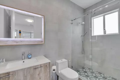 Bath - 211 Bruce Ct, Marathon, FL 33050 photo 5 of 5
