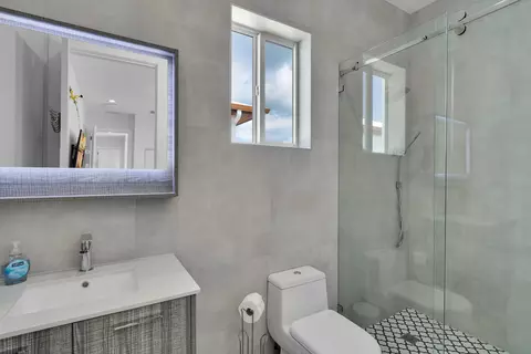 Bath - 211 Bruce Ct, Marathon, FL 33050 photo 3 of 5