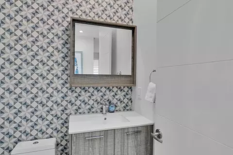 Bath - 211 Bruce Ct, Marathon, FL 33050 photo 1 of 5