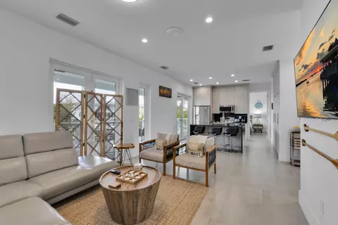 Living - 211 Bruce Ct, Marathon, FL 33050 photo 2 of 4