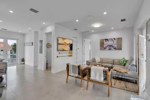 Living - 211 Bruce Ct, Marathon, FL 33050 photo 3 of 4