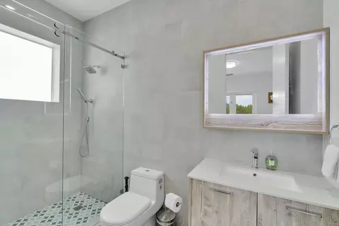 Bath - 211 Bruce Ct, Marathon, FL 33050 photo 2 of 5