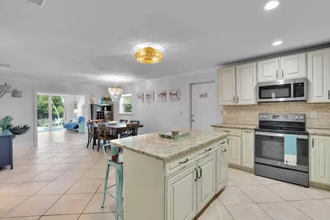 Kitchen - 64 Tingler Ln, Marathon, FL 33050 photo 2 of 5