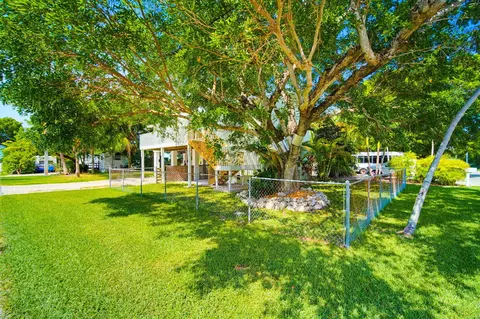 Exterior - 31054 Avenue J, Big Pine Key, FL 33043 photo 13 of 19