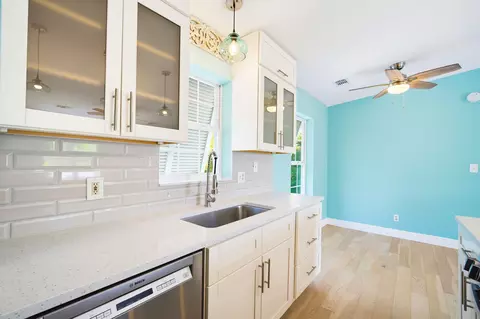 Kitchen - 31054 Avenue J, Big Pine Key, FL 33043 photo 4 of 5