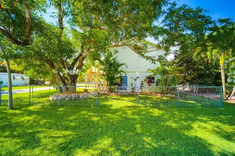 Exterior - 31054 Avenue J, Big Pine Key, FL 33043 photo 18 of 19