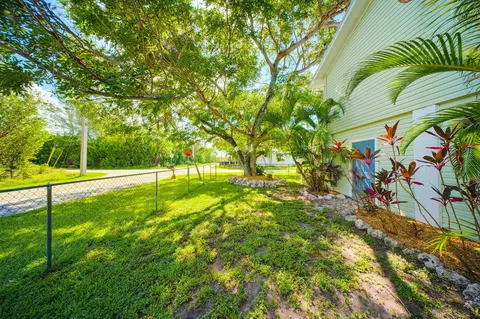 Exterior - 31054 Avenue J, Big Pine Key, FL 33043 photo 16 of 19