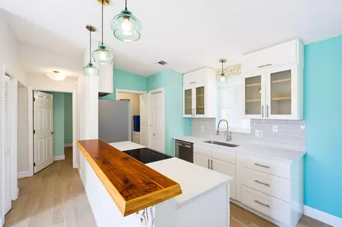Kitchen - 31054 Avenue J, Big Pine Key, FL 33043 photo 2 of 5