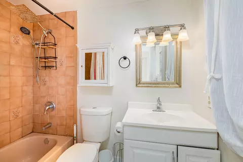 Bath - 126 3rd Ln, Key Largo, FL 33037 photo 5 of 5