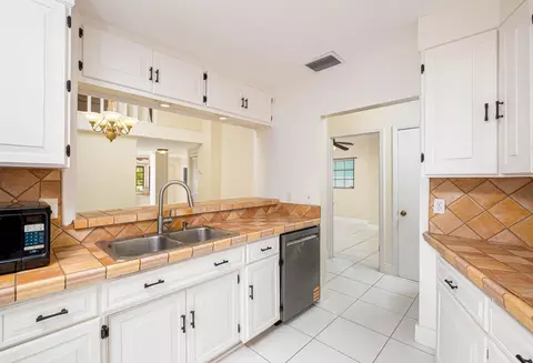 Kitchen - 126 3rd Ln, Key Largo, FL 33037 photo 4 of 4