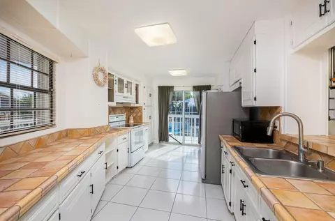 Kitchen - 126 3rd Ln, Key Largo, FL 33037 photo 2 of 4