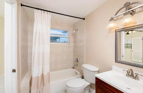 Bath - 126 3rd Ln, Key Largo, FL 33037 photo 4 of 5