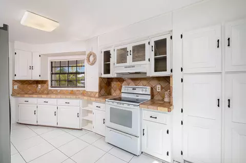 Kitchen - 126 3rd Ln, Key Largo, FL 33037 photo 3 of 4