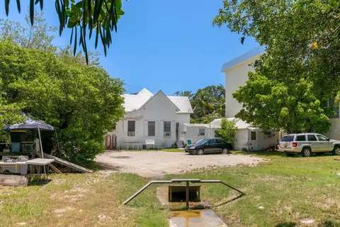 Exterior - 901 Eisenhower Dr, Key West, FL 33040 photo 7 of 18