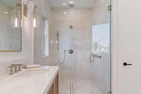 Bath - 1002 Snapper Ln, Key Largo, FL 33037 photo 2 of 6