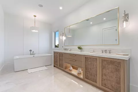 Bath - 1002 Snapper Ln, Key Largo, FL 33037 photo 1 of 6