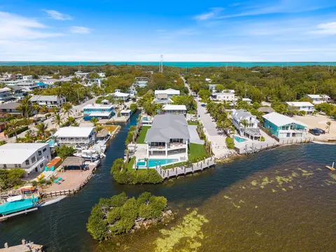 View/Area - 1002 Snapper Ln, Key Largo, FL 33037 photo 6 of 9
