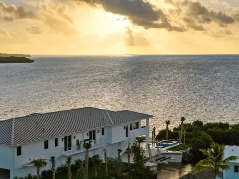 View/Area - 1002 Snapper Ln, Key Largo, FL 33037 photo 2 of 9