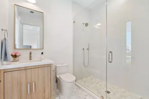 Bath - 1002 Snapper Ln, Key Largo, FL 33037 photo 4 of 6