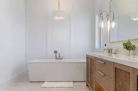 Bath - 1002 Snapper Ln, Key Largo, FL 33037 photo 3 of 6
