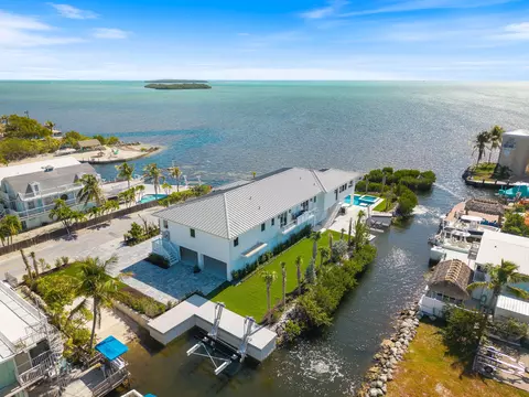View/Area - 1002 Snapper Ln, Key Largo, FL 33037 photo 8 of 9