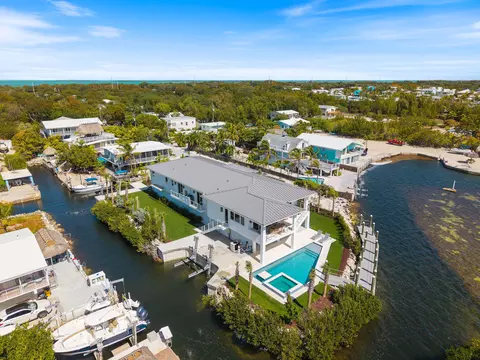 View/Area - 1002 Snapper Ln, Key Largo, FL 33037 photo 7 of 9