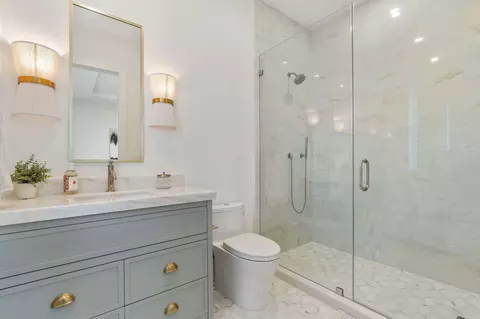 Bath - 1002 Snapper Ln, Key Largo, FL 33037 photo 5 of 6