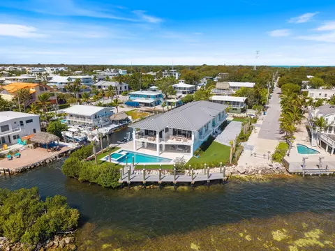 View/Area - 1002 Snapper Ln, Key Largo, FL 33037 photo 5 of 9