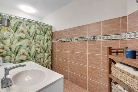 Bath - 3326 Eagle Ave, Key West, FL 33040 photo 2 of 3