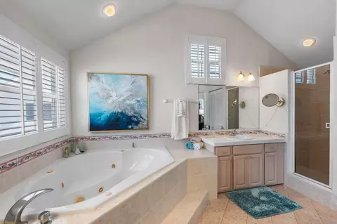 Bath - 996 97th Street Ocean, Marathon, FL 33050 photo 5 of 5