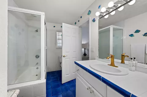 Bath - 996 97th Street Ocean, Marathon, FL 33050 photo 1 of 5