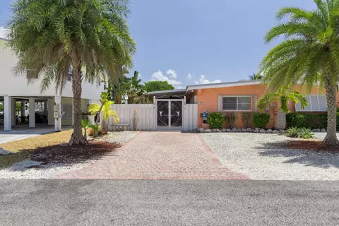 Exterior - 490 10th St #KEY colony, Key Colony Beach, FL 33051 photo 5 of 8