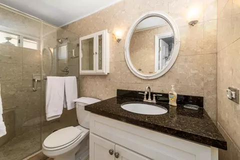 Bath - 490 10th St #KEY colony, Key Colony Beach, FL 33051 photo 2 of 2