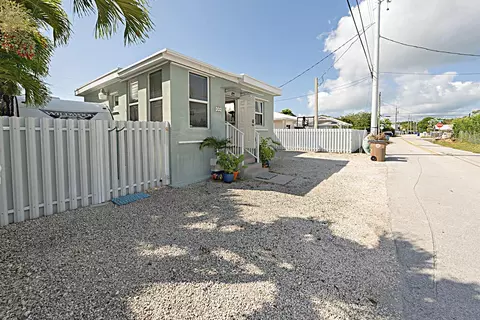 Exterior - 30 Orange Dr, Key Largo, FL 33037 photo 2 of 7