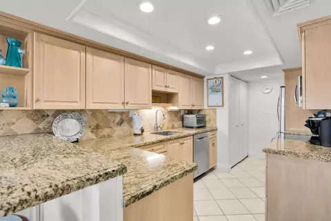 Kitchen - 201 E Ocean Dr UNIT 208, Key Colony Beach, FL 33051 photo 1 of 6