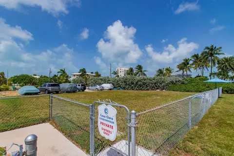 Exterior - 201 E Ocean Dr UNIT 208, Key Colony Beach, FL 33051 photo 12 of 13