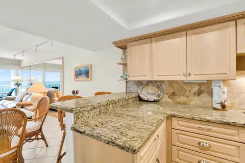 Kitchen - 201 E Ocean Dr UNIT 208, Key Colony Beach, FL 33051 photo 2 of 6