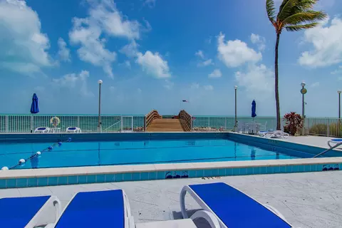 Exterior - 201 E Ocean Dr UNIT 208, Key Colony Beach, FL 33051 photo 7 of 13