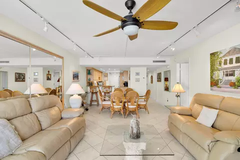 Living - 201 E Ocean Dr UNIT 208, Key Colony Beach, FL 33051 photo 3 of 4