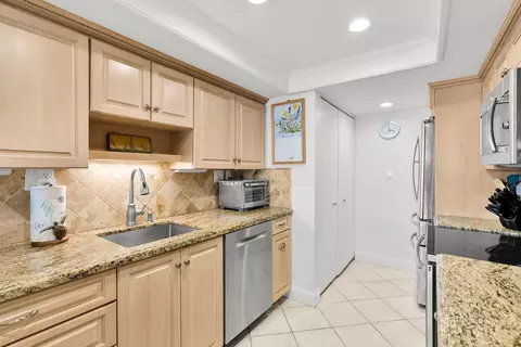 Kitchen - 201 E Ocean Dr UNIT 208, Key Colony Beach, FL 33051 photo 4 of 6
