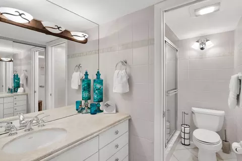 Bath - 201 E Ocean Dr UNIT 208, Key Colony Beach, FL 33051 photo 1 of 2