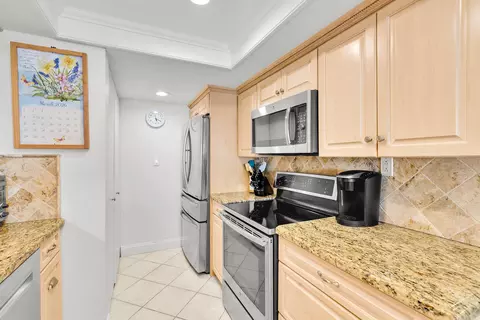 Kitchen - 201 E Ocean Dr UNIT 208, Key Colony Beach, FL 33051 photo 5 of 6