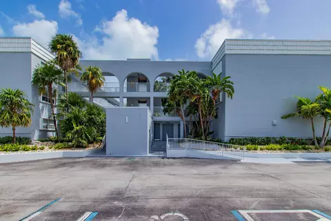 Exterior - 201 E Ocean Dr UNIT 208, Key Colony Beach, FL 33051 photo 8 of 13