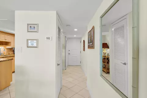 Entry Way - 201 E Ocean Dr UNIT 208, Key Colony Beach, FL 33051 photo 3 of 3
