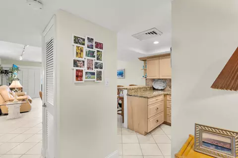 Entry Way - 201 E Ocean Dr UNIT 208, Key Colony Beach, FL 33051 photo 2 of 3