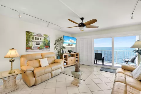 Living - 201 E Ocean Dr UNIT 208, Key Colony Beach, FL 33051 photo 4 of 4