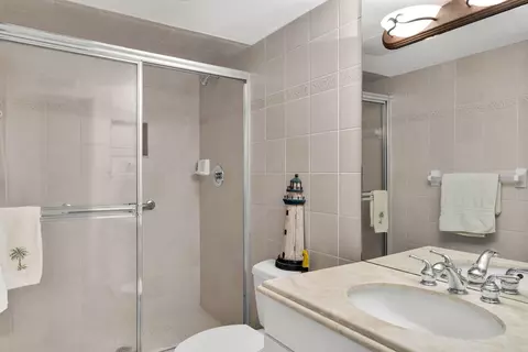 Bath - 201 E Ocean Dr UNIT 208, Key Colony Beach, FL 33051 photo 2 of 2