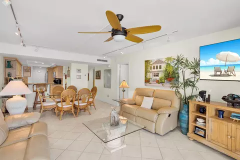Living - 201 E Ocean Dr UNIT 208, Key Colony Beach, FL 33051 photo 2 of 4