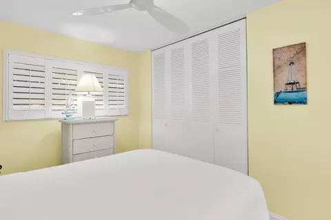 Bedroom - 201 E Ocean Dr UNIT 208, Key Colony Beach, FL 33051 photo 6 of 8