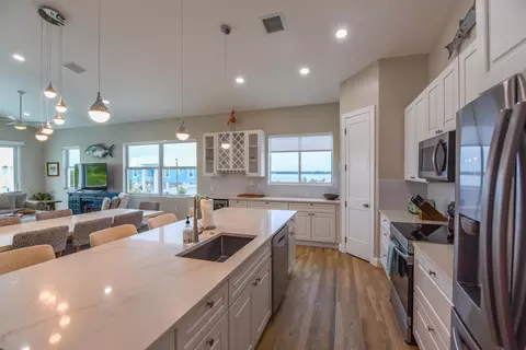 Kitchen - 30985 Watson Blvd, Big Pine Key, FL 33043 photo 2 of 6